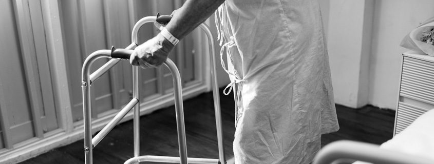 How to Shower After Hip Replacement Surgery: 17 Safety Tips